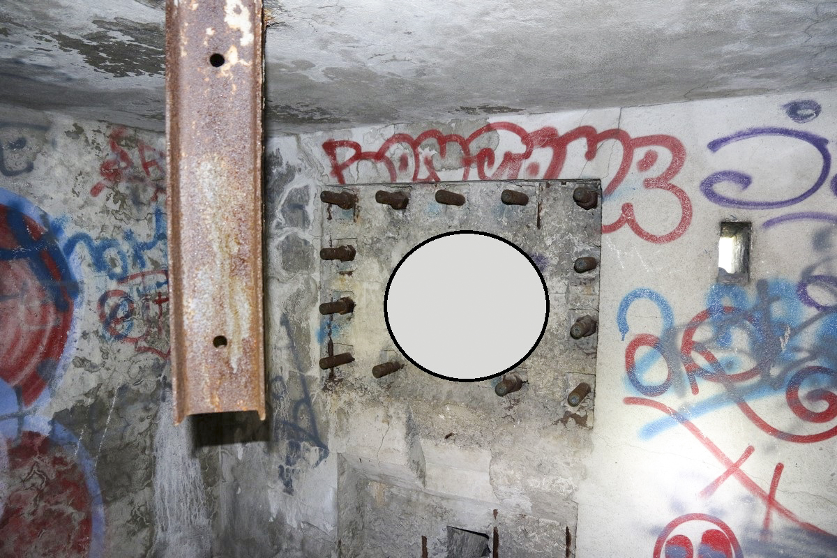 Ligne Maginot - B13 - PAS DE LA PORTE SUD - SA-7 - (Blockhaus pour arme infanterie) - Créneau mitrailleuse nord. Un symbole a été masqué - Alain Perouffe