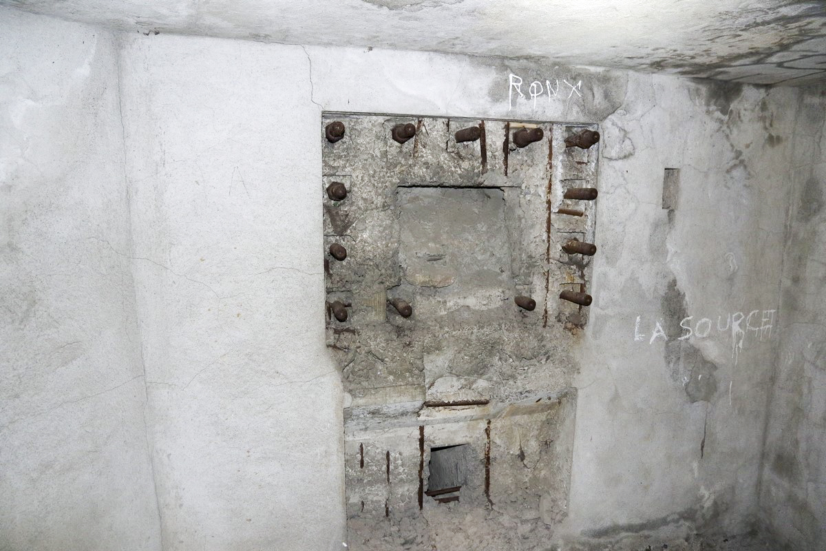 Ligne Maginot - B13 - PAS DE LA PORTE SUD - SA-7 - (Blockhaus pour arme infanterie) - Créneau mitrailleuse sud - Alain Perouffe