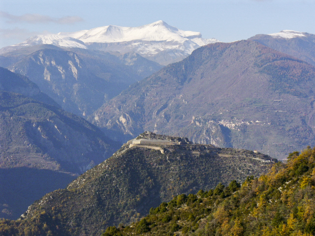 Ligne Maginot - RIMPLAS (RS) - (Ouvrage d'artillerie) - Vue prise des environs du PO de La Séréna.
Sur la gauche le bloc 1, au milieu et au sommet de l'ouvrage le bloc 6 , sur la droite le bloc 8.
La montagne au fond est le mont Mounier ( 2817m) et sur sa droite se trouve le PO du col de La Valette.