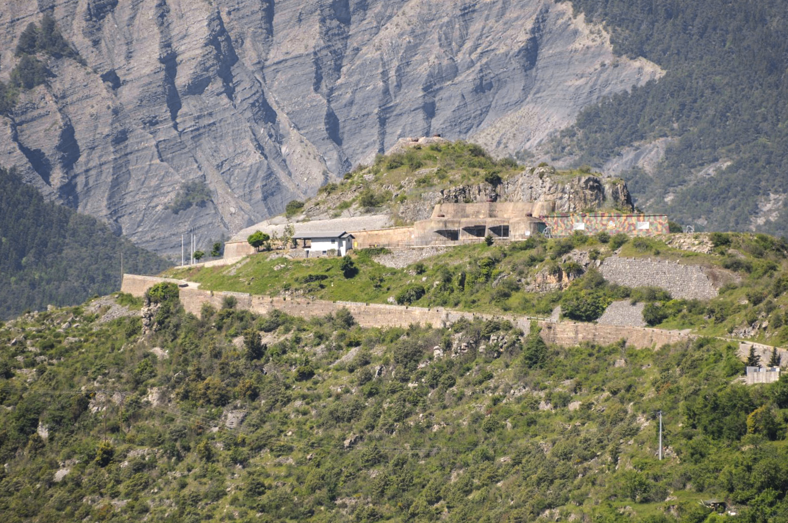 Ligne Maginot - RIMPLAS (RS) - (Ouvrage d'artillerie) - Vue depuis le Nord-Est (prise depuis la route M2565 et depuis les abords du village de Valdeblore)