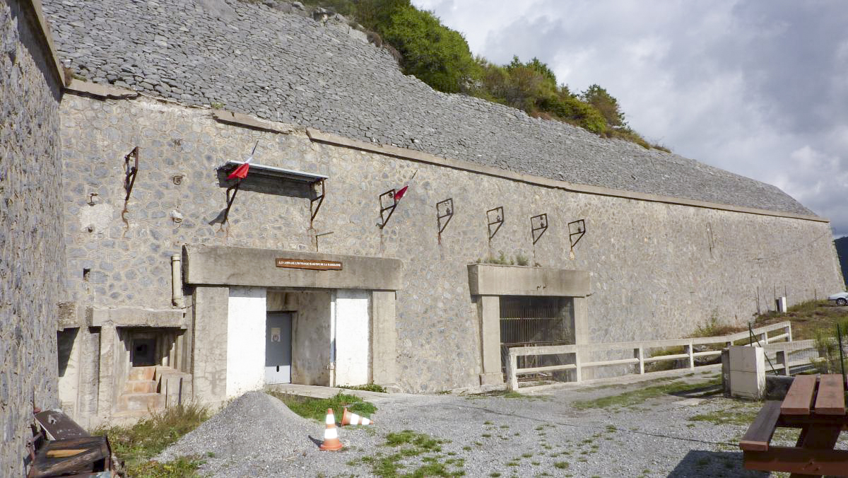Ligne Maginot - RIMPLAS (RS) - (Ouvrage d'artillerie) - Les entrées
L'entrée des hommes à gauche, à droite l'entrée du téléphérique
