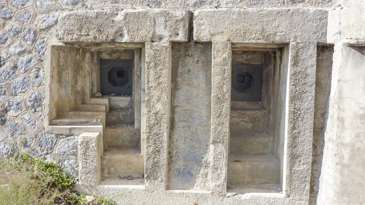Ligne Maginot - RIMPLAS (RS) - (Ouvrage d'artillerie) - Entrée des hommes
Créneaux FM flanquant l'entrée