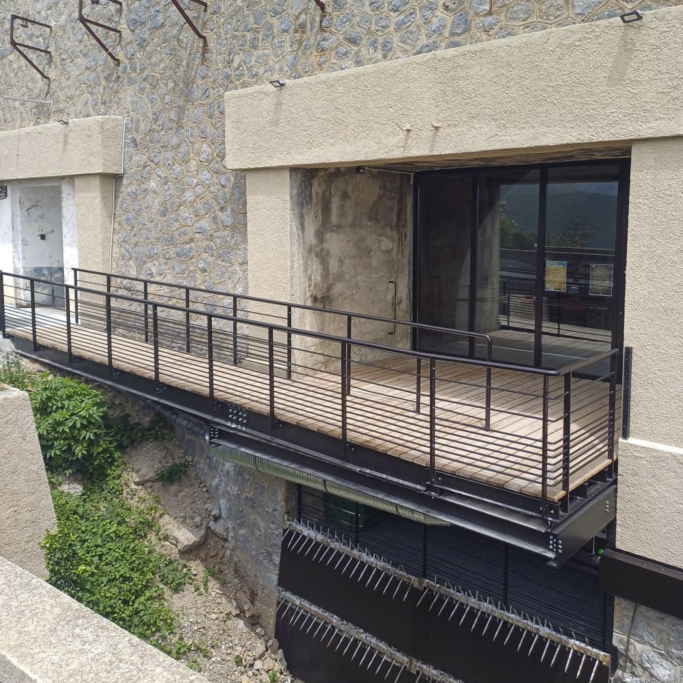 Ligne Maginot - RIMPLAS (RS) - (Ouvrage d'artillerie) - Entrée du téléphérique
Nouvel aménagement pour l'accueil de l'Escape Game. La grille de protection a été disquée et ferraillée...
Juin 2023 - Simon06