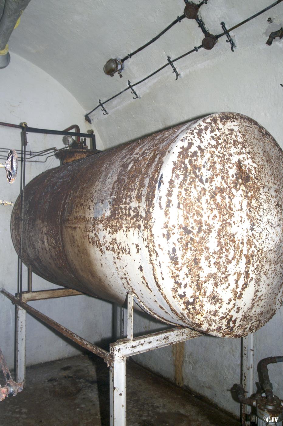 Ligne Maginot - RIMPLAS (RS) - (Ouvrage d'artillerie) - Entrée des hommes
Cuve carburant pour la cuisinière - Lia VERMEULEN