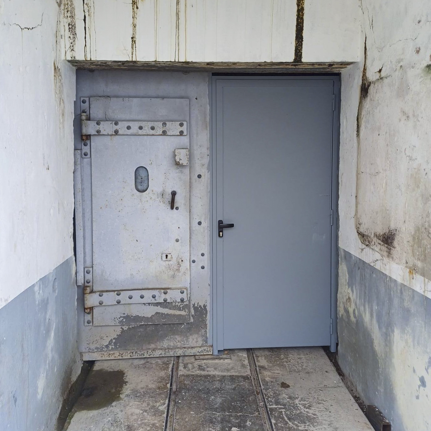 Ligne Maginot - RIMPLAS (RS) - (Ouvrage d'artillerie) - Entrée des hommes
Nouvelle porte d'entrée, installée pour l'Escape Game.
Juin 2023 - Simon06