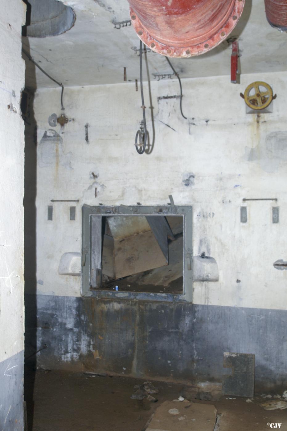 Ligne Maginot - RIMPLAS (RS) - (Ouvrage d'artillerie) - Bloc 4
Le réceptacle des douilles - Lia VERMEULEN