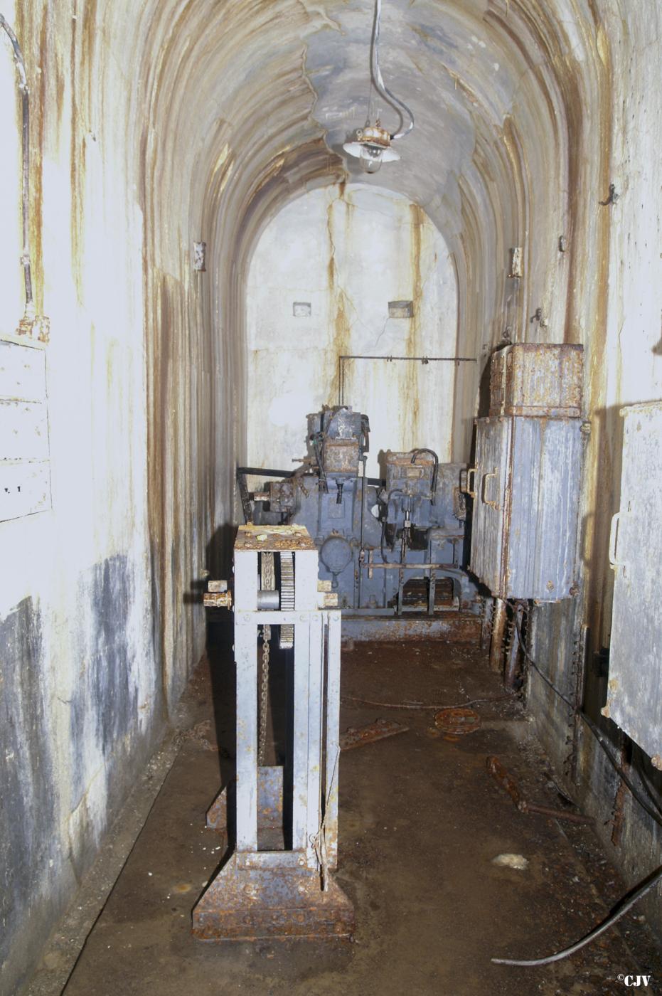 Ligne Maginot - RIMPLAS (RS) - (Ouvrage d'artillerie) - Bloc 4
Le moteur du monte-charges - Lia VERMEULEN