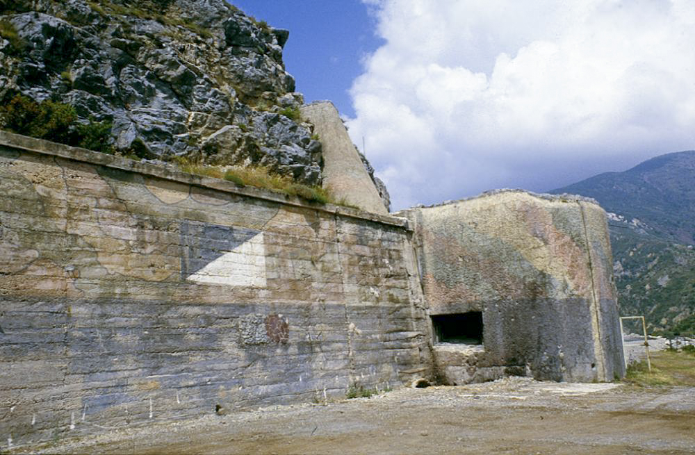 Ligne Maginot - RIMPLAS (RS) - (Ouvrage d'artillerie) - Bloc 5
Mur d'escarpe coté Nord
Le créneau FM est destiné au flanquement du mur d'escarpe