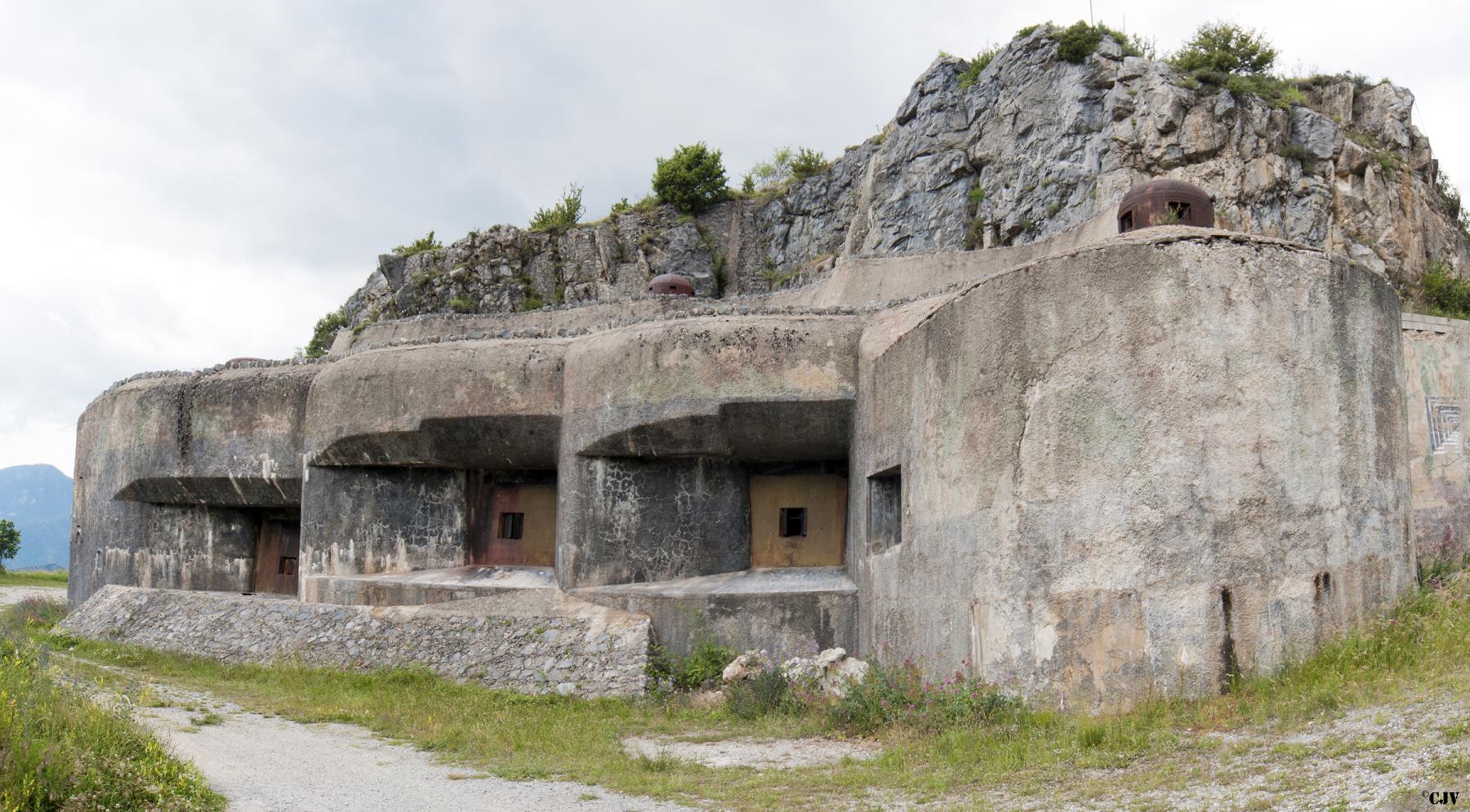 Ligne Maginot - RIMPLAS (RS) - (Ouvrage d'artillerie) - Bloc 5
La cloche visible en partie supérieure est une cloche factice. La cloche de droite est une cloche GFM, celle de gauche la cloche observatoire VDP  