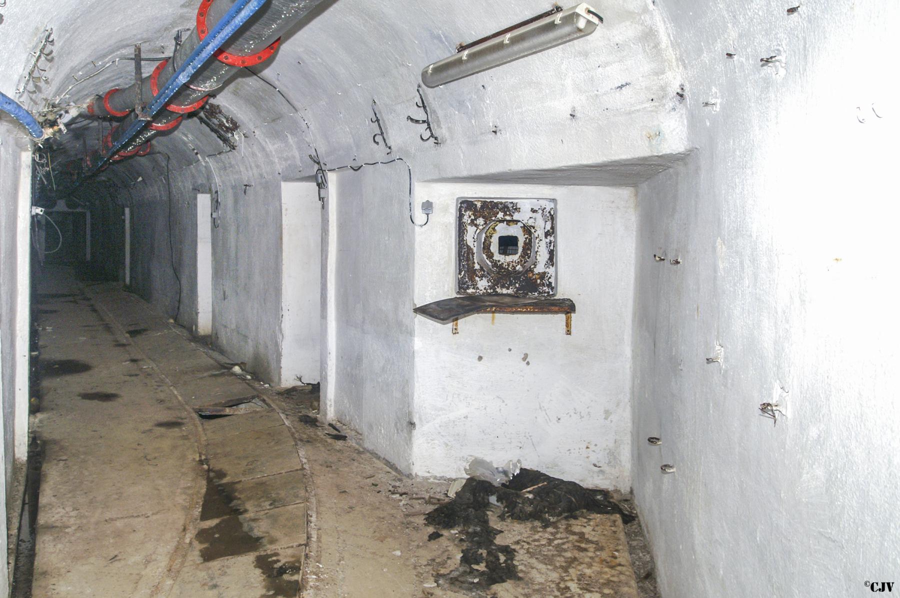 Ligne Maginot - RIMPLAS (RS) - (Ouvrage d'artillerie) - Galerie avec créneau de défense - Lia VERMEULEN