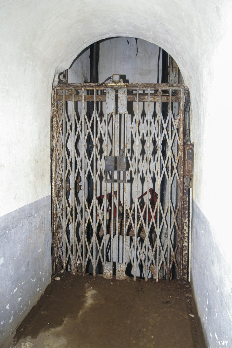 Ligne Maginot - RIMPLAS (RS) - (Ouvrage d'artillerie) - Magasin principal
Le monte-charge - Lia VERMEULEN