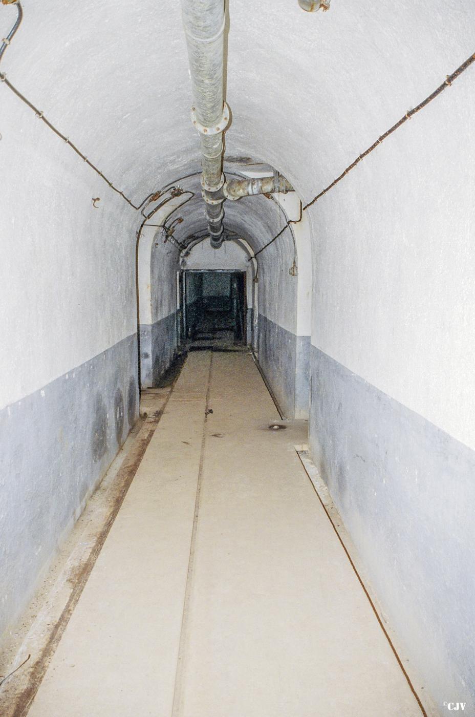 Ligne Maginot - RIMPLAS (RS) - (Ouvrage d'artillerie) - Magasin principal
La galerie desservant les magasins au sous-sol entre les blocs 4 et 5 - Lia VERMEULEN