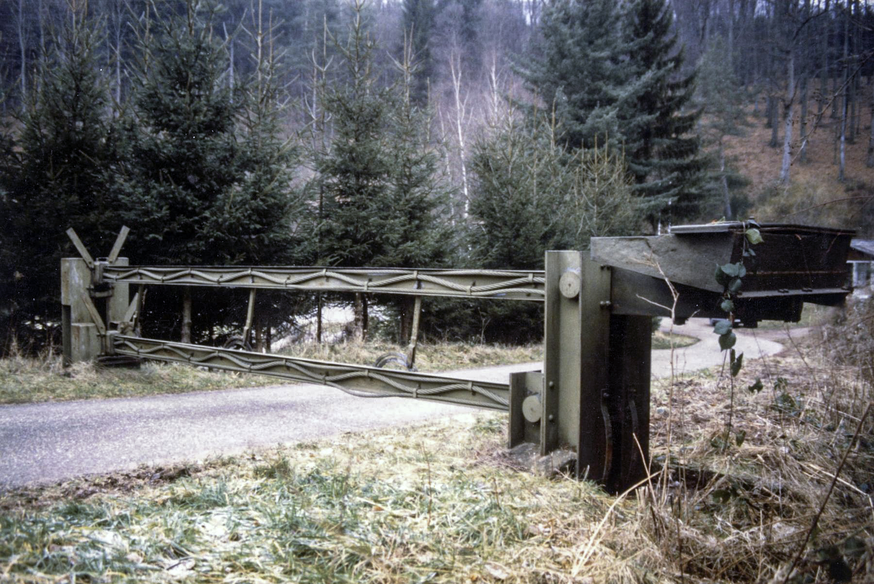 Ligne Maginot - 136 - (Barrage de Route) - La barrière en place au Simserhof
Position fermée