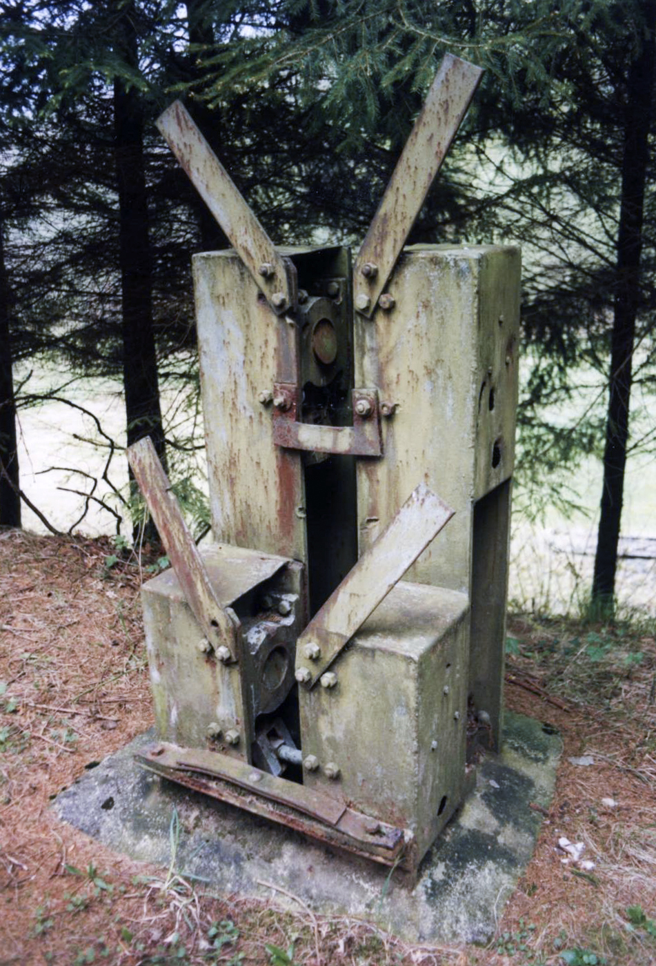 Ligne Maginot - 136 - (Barrage de Route) - La barrière remise en place au Simserhof
Ensemble récepteur avec son mécanisme de verrouillage de la barrière en position fermée - NOSPELD Jean-Louis