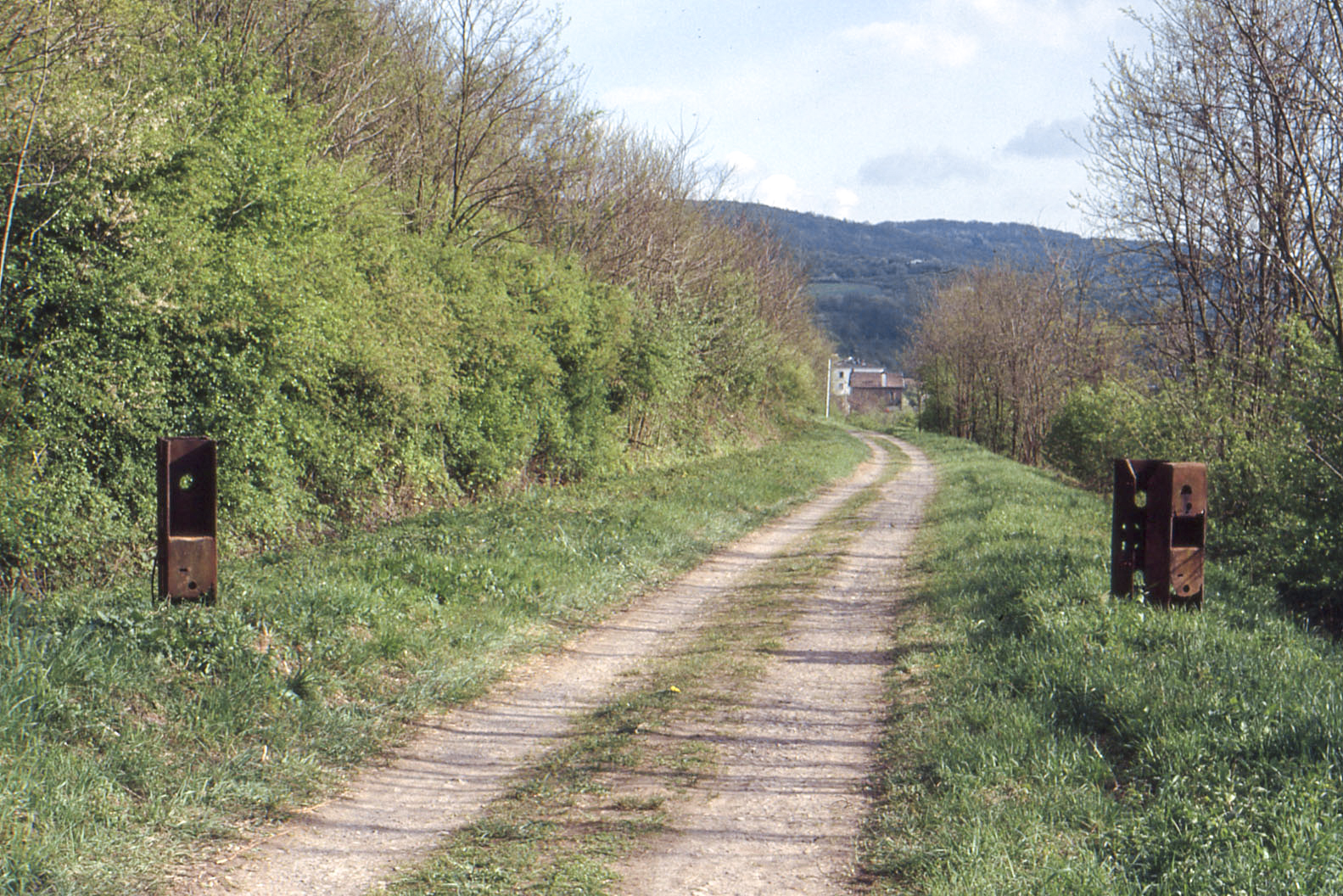 Ligne Maginot - 20 - (Barrage de Route) - Vu de la frontière : pivot à gauche, pilier d'ancrage à droite
Vue de l'Allemagne vers la France - MANSUY Michel