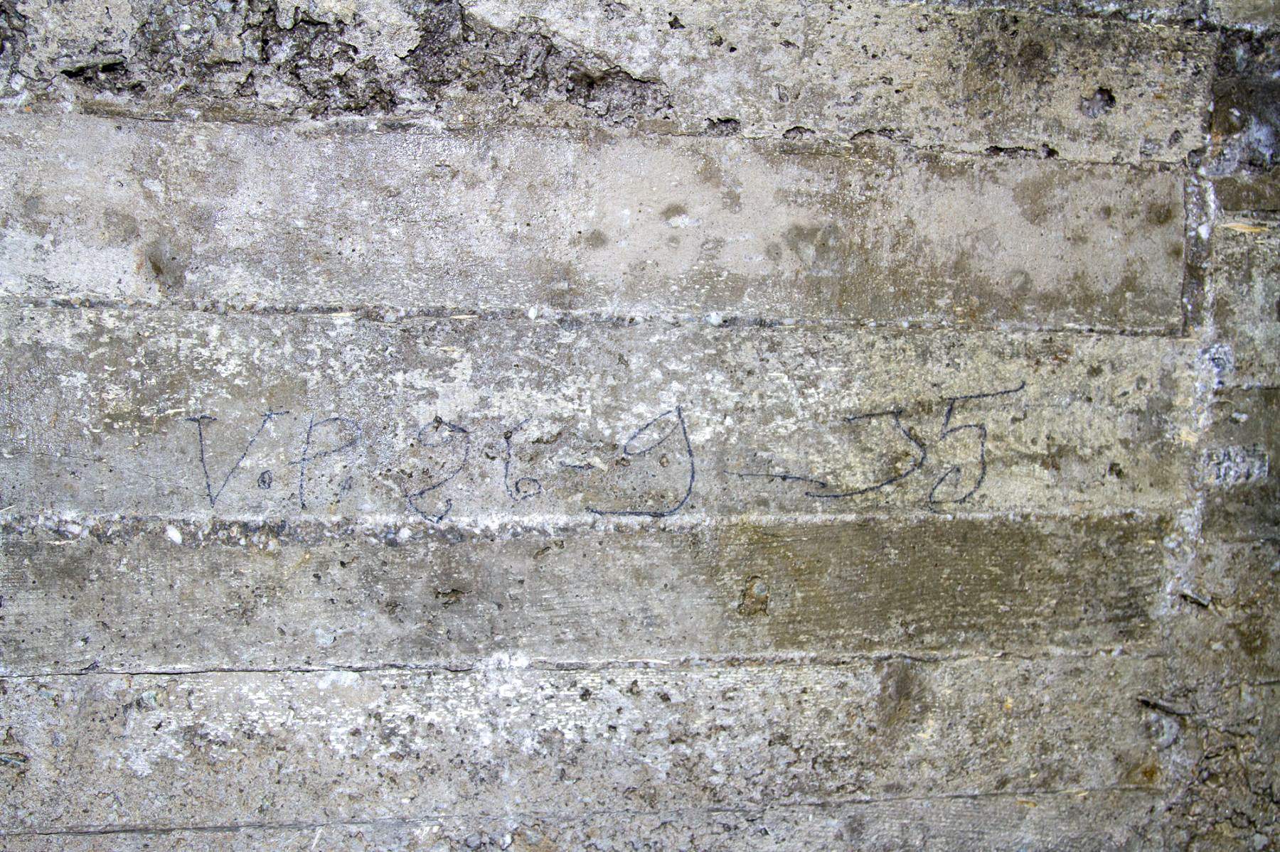 Ligne Maginot - AMODON - (Abri) - Inscription au crayon sur le béton de la galerie
'VP 26-9-35' - Michel Teiten