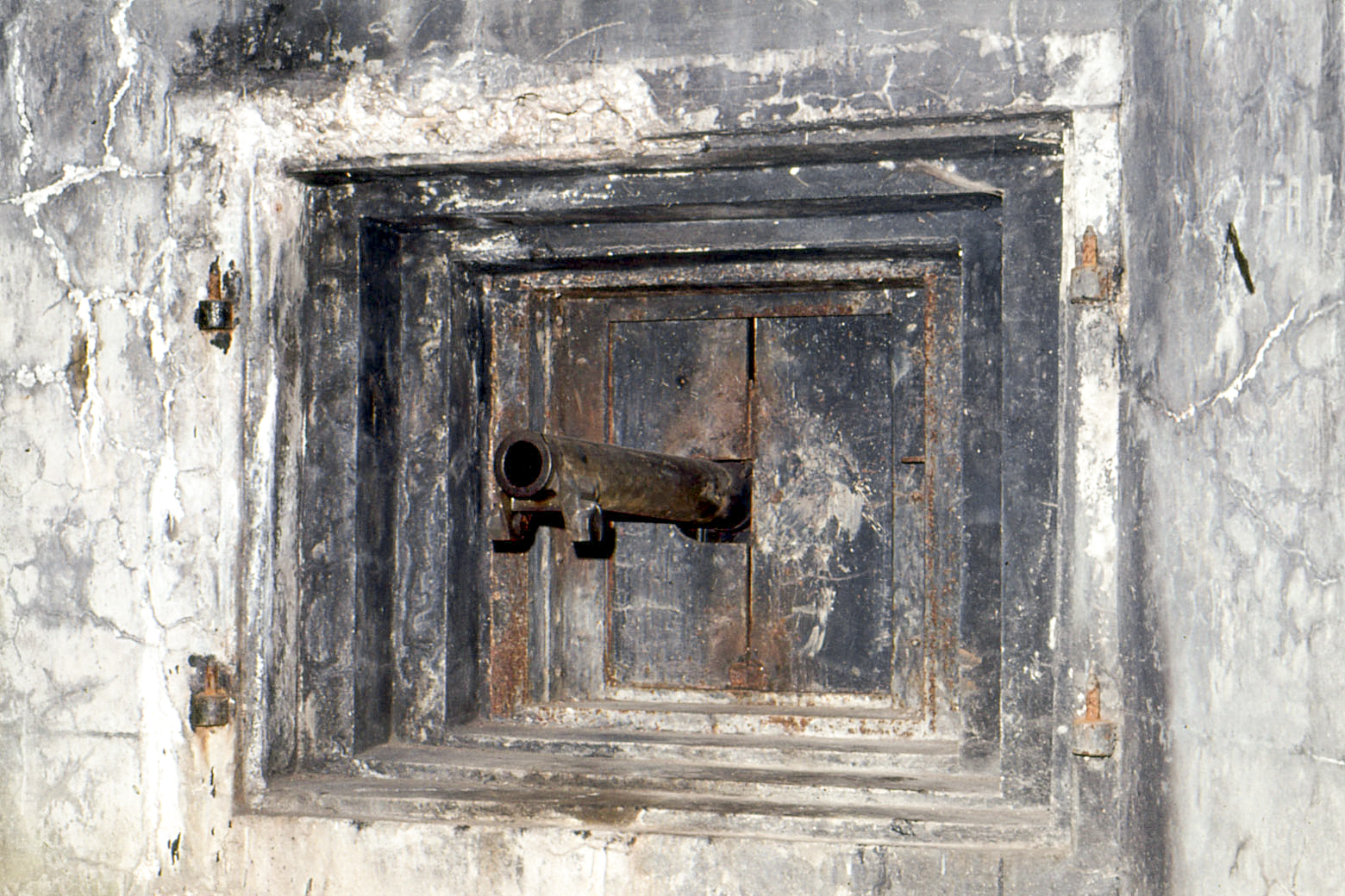 Ligne Maginot - BOIS D'OTTONVILLE - BCA1 - (Casemate d'artillerie) - L'embrasure droite et son canon de 75 dans les années 1970 - Michel MANSUY