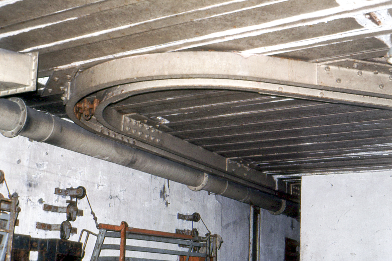 Ligne Maginot - BOIS D'OTTONVILLE - BCA1 - (Casemate d'artillerie) - Chambre de tir droite dans les années 1970
Monorail pour la manutention des munitions et des pièces - Michel MANSUY