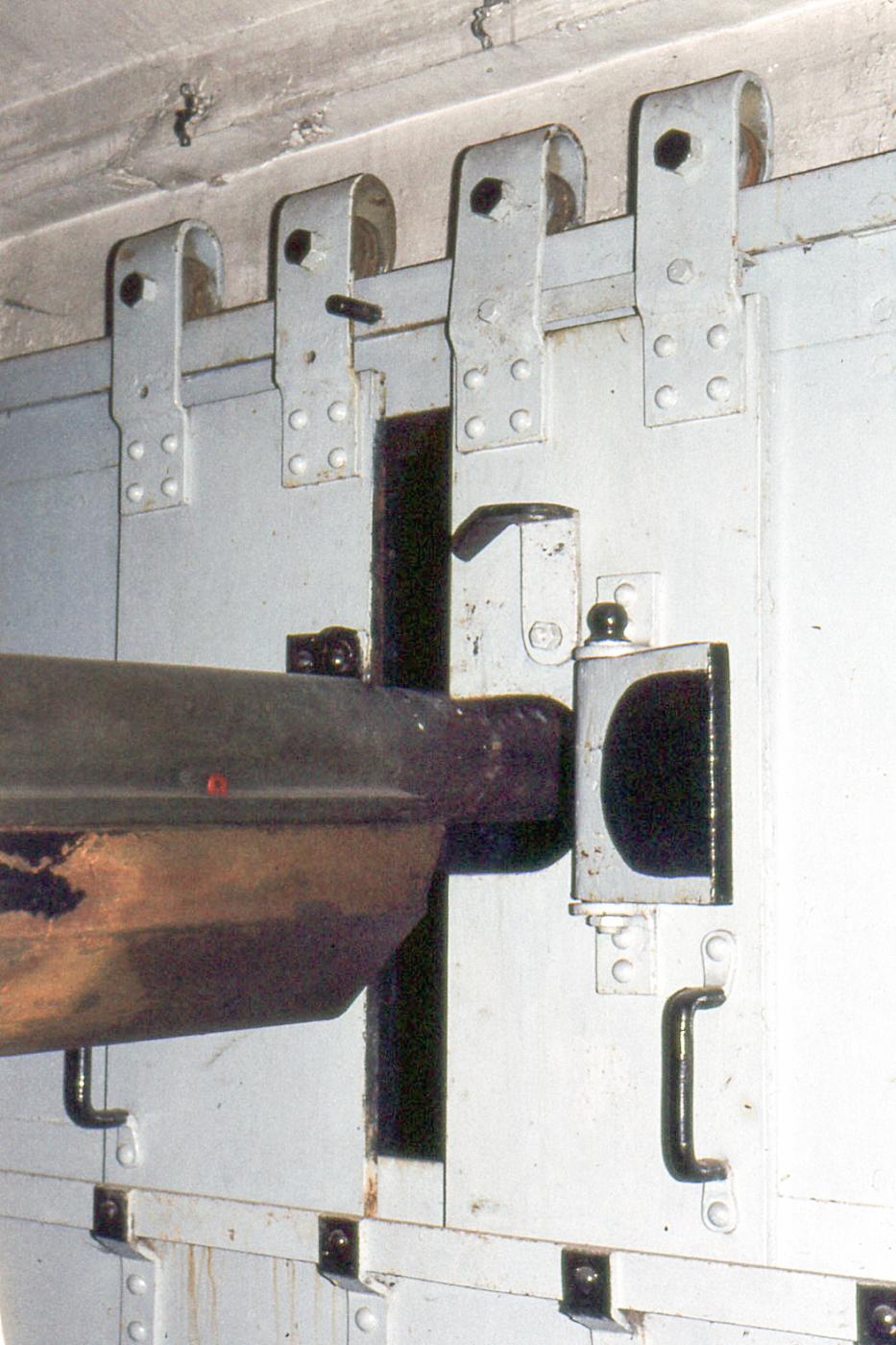 Ligne Maginot - BOIS D'OTTONVILLE - BCA1 - (Casemate d'artillerie) - Chambre de tir droite dans les années 1970
Volets d'embrasure et tube du canon de 75 - MANSUY Michel