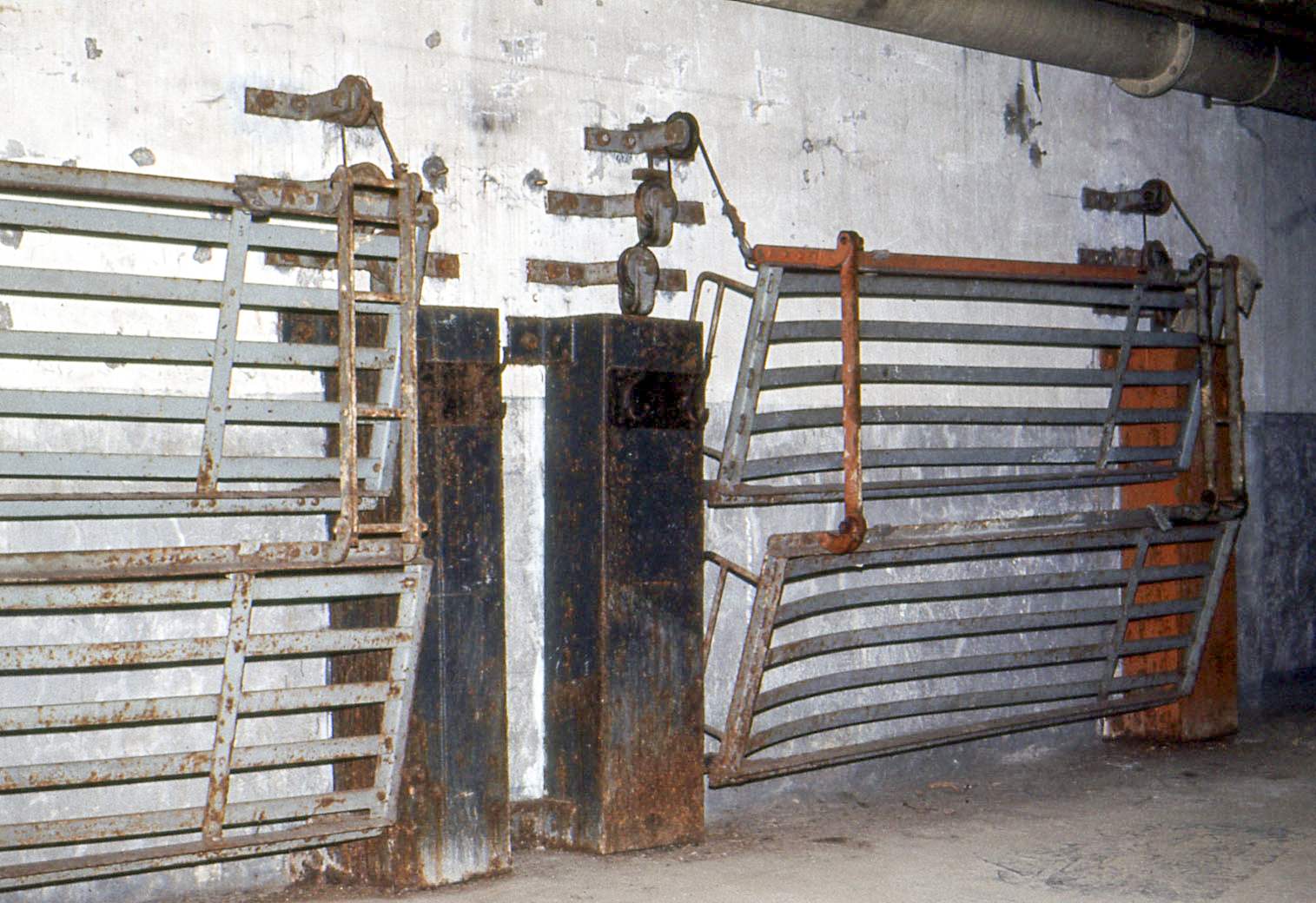 Ligne Maginot - BOIS D'OTTONVILLE - BCA1 - (Casemate d'artillerie) - Chambre de tir droite dans les années 1970
Lits pliants - MANSUY Michel
