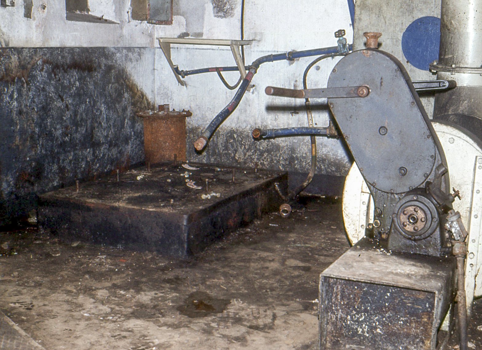 Ligne Maginot - BOIS D'OTTONVILLE - BCA1 - (Casemate d'artillerie) - Le local du groupe électrogène dans les années 1970 - MANSUY Michel