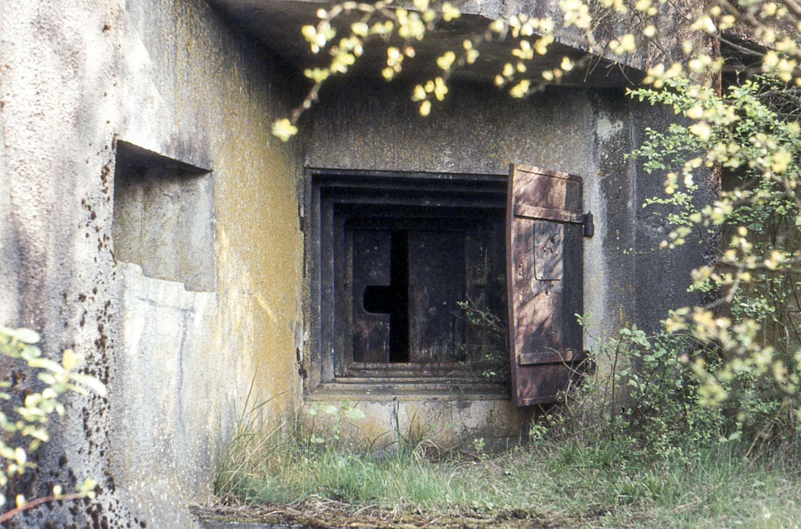 Ligne Maginot - ACA2 - STOCKEN - (Casemate d'artillerie) - Le deuxième créneau avec son volet - MANSUY Michel