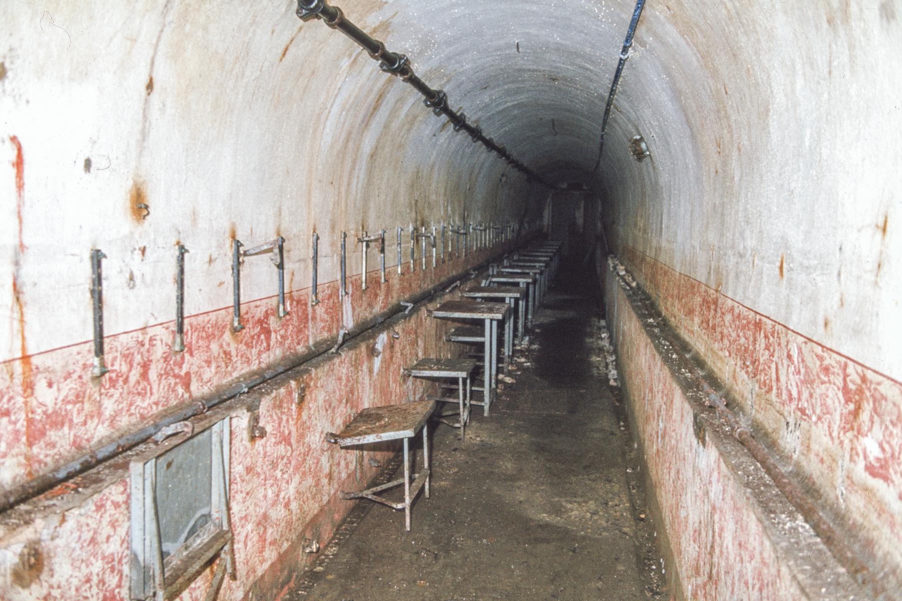 Ligne Maginot - HOBLING - A23 - (Ouvrage d'infanterie) - Bloc 3
Tables rabattables dans la galerie vers le bloc - MANSUY Michel