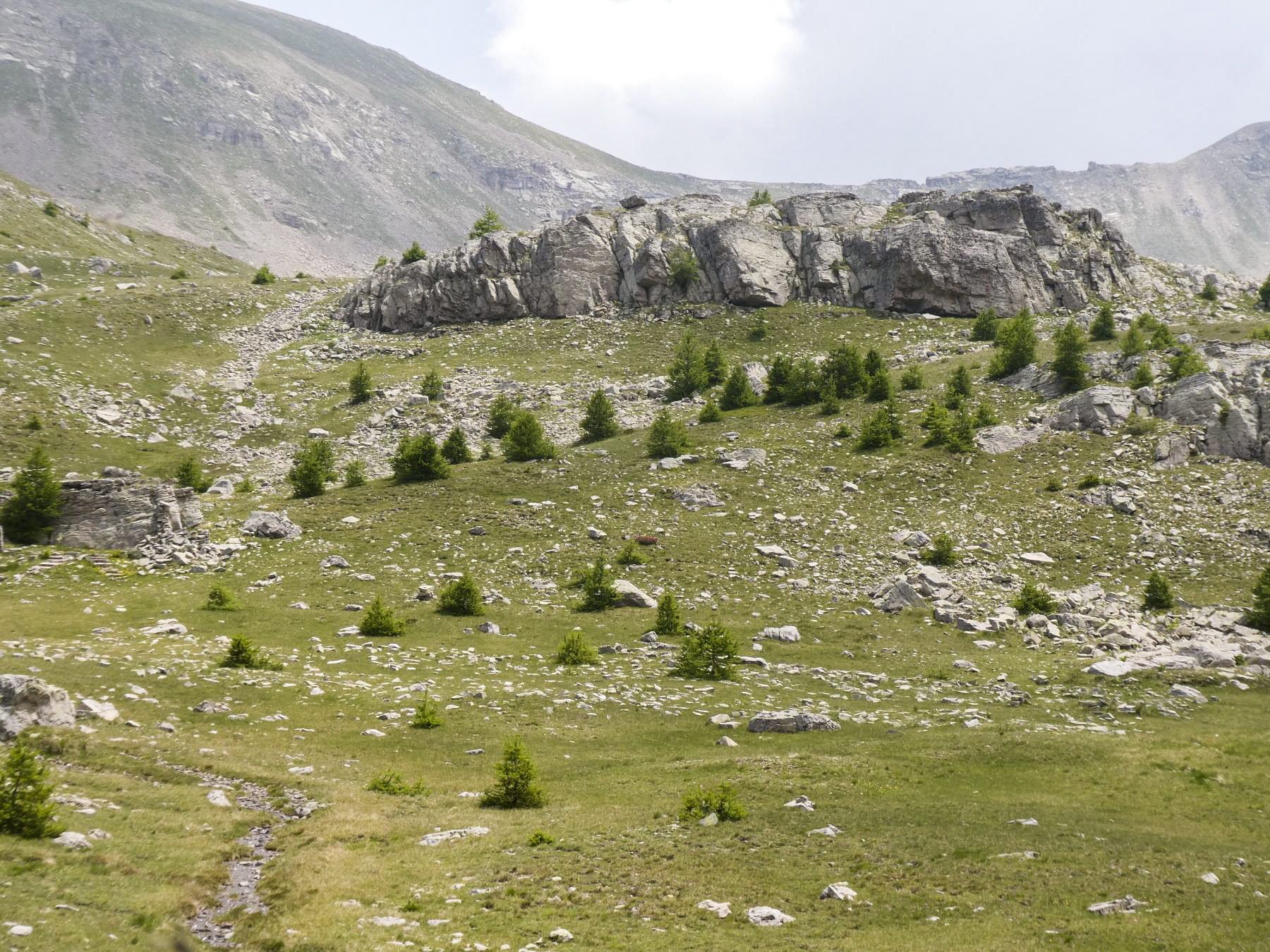 Ligne Maginot - VALLON DE SANGUINIERE - (Cuve pour arme d'infanterie) - Au premier plan les restes du camp, à gauche la construction avec les escaliers et sur le rocher les deux cuves. - ELLENA Daniel - CUNY Philippe