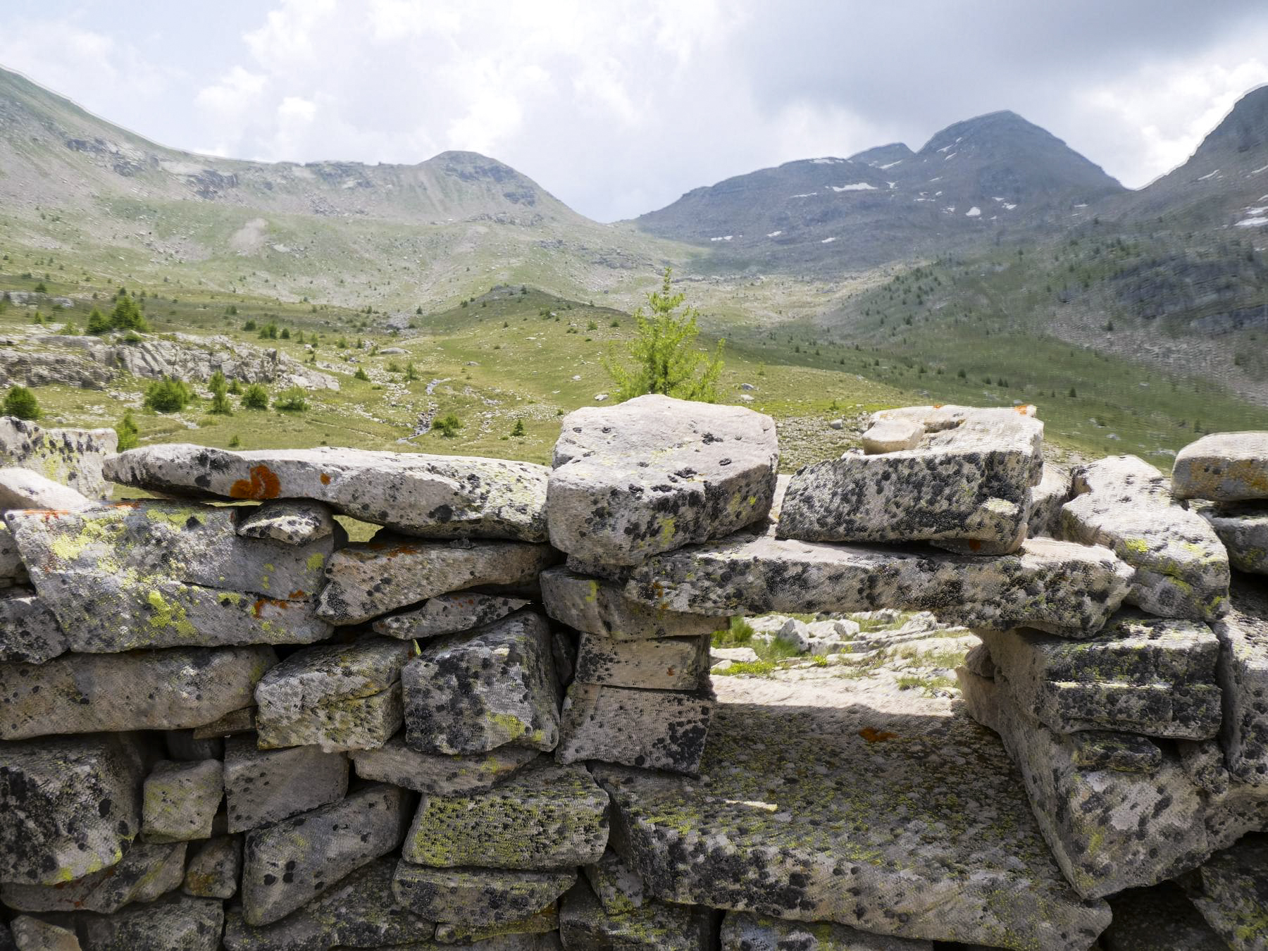 Ligne Maginot - VALLON DE SANGUINIERE - (Cuve pour arme d'infanterie) - Orientation vers le col de Braïssa au milieu - ELLENA Daniel - CUNY Philippe