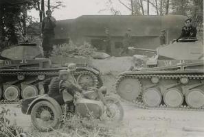 Ligne Maginot - 103 - CHATEAU BELLEVUE - (Blockhaus lourd type STG / STG-FCR - Double) - Passage de l'armée allemande devant la casemate