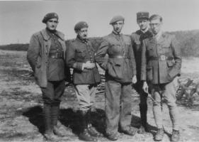 Ligne Maginot - THONNELLE - (Ouvrage d'infanterie) - Les officiers de l'ouvrage de Thonelle, de G à D:
SLt Arnould (Bloc 4), Cne Courrèges (Cdt ouvrage), Lt Stabler (Officier en second); Lt Tayot (Observateur d'artillerie), SLt Cauet (Service de Santé)