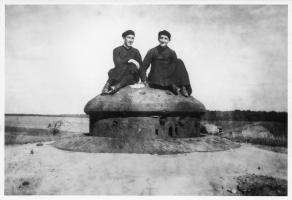 Ligne Maginot - LAUDREFANG - A37 - (Ouvrage d'infanterie) - Émile Chonè (à gauche) et son frère sur la tourelle du bloc 3