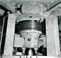 Ligne Maginot - HACKENBERG - A19 - (Ouvrage d'artillerie) - Bloc 10 - la tourelle de mortiers de 81 mm 
Vue de la sellette ; la tourelle  est éclipsée (position basse)