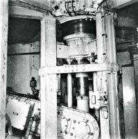 Ligne Maginot - HACKENBERG - A19 - (Ouvrage d'artillerie) - Bloc 10 - la tourelle de mortiers de 81 mm 
Vue de la sellette et du bras du balancier ; la tourelle  est éclipsée (position basse)