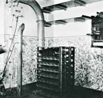 Ligne Maginot - HACKENBERG - A19 - (Ouvrage d'artillerie) - Bloc 10 - Tourelle de mortiers de 81 mm
Magasin à munitions (étage inférieur)
Casier à munitions et à droite, appareil pour le montage des fusées sur les projectiles
