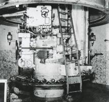 Ligne Maginot - HACKENBERG - A19 - (Ouvrage d'artillerie) - Bloc 10 - la tourelle de mortiers de 81 mm
Vue de l'étage intermédiaire avec l'une des norias d’alimentation en munitions et le poste de pointage, la tourelle est en batterie (position haute)

