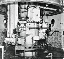 Ligne Maginot - HACKENBERG - A19 - (Ouvrage d'artillerie) - Bloc 10 - la tourelle de mortiers de 81 mm
Vue de l'étage intermédiaire avec l'une des norias d’alimentation en munitions et le poste de pointage, la tourelle est en batterie (position haute)

