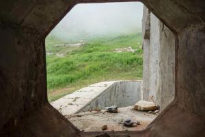 Ligne Maginot - LAVOIR - (Ouvrage d'artillerie) - Bloc 5
Vue à travers le créneau FM de défense du fossé des 75