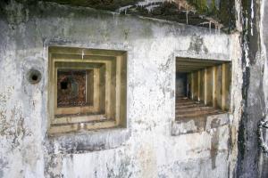 Ligne Maginot - MOLVANGE - A9 - (Ouvrage d'artillerie) - Entrée des hommes
Les deux créneaux principaux : FM à gauche et JM / AC47 à droite. Noter l'orifice pour périscope de fossé à la gauche du créneau FM. 