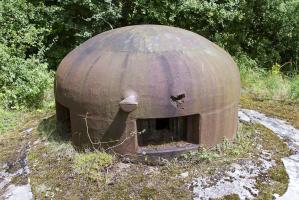 Ligne Maginot - BILLIG - A18 - (Ouvrage d'artillerie) - Entrée mixte
Autre vue de la cloche GFM notée '114'. Noter l'impact au-dessus du créneau