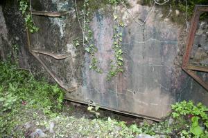 Ligne Maginot - BILLIG - A18 - (Ouvrage d'artillerie) - Bloc 1
Le bloc disparait complètement sous les remblais. Noter les supports d'antenne tordus. 