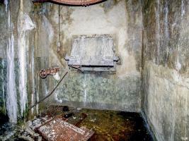 Ligne Maginot - BILLIG - A18 - (Ouvrage d'artillerie) - Bloc 5
Le caisson de récupération des douilles au pied du bloc