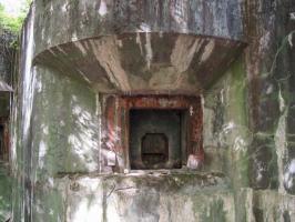 Ligne Maginot - BILLIG - A18 - (Ouvrage d'artillerie) - Bloc 5
Un des deux créneaux pour canon de 75-32.