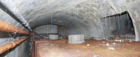 Ligne Maginot - LAVOIR - (Ouvrage d'artillerie) - Salle des citernes
Citernes d'eau potable, a droite la galerie d'accès à la source interne de l'ouvrage