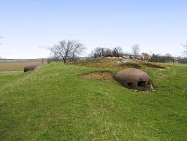 Ligne Maginot - FERME CHAPPY - A1 - (Ouvrage d'infanterie) - Bloc 2
En arrière plan  l'avant cuirasse de la tourelle de mitrailleuse qui a  été ferraillée.
