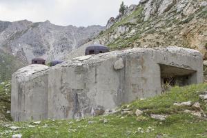 Ligne Maginot - PAS DU ROC - (Ouvrage d'artillerie) - Bloc 1
Vue d'ensemble avec trois des quatre cloches et la chambre de tir