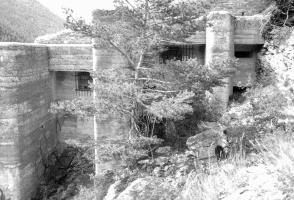 Ligne Maginot - TOURNOUX - BATTERIE XII - (Position d'artillerie préparée) - De gauche à droite les embrasures de 95 et le créneau de l'observatoire.