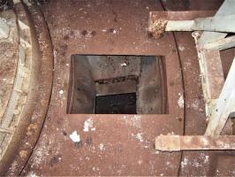 Ligne Maginot - LAVOIR - (Ouvrage d'artillerie) - Bloc 1
Canon-mortier de 75 mle 31
Trappe d'évacuation des douilles