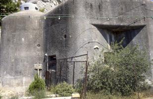 Ligne Maginot - SAINTE AGNES (SAG) - EO9 - (Ouvrage d'artillerie) - Bloc 2
Orillon ouest du bloc, avec à droite le créneau vers l'ouest, et au centre le créneau FM de flanquement de l'entrée.