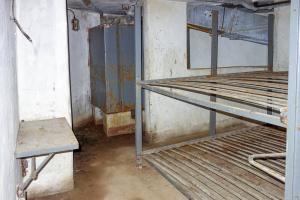 Ligne Maginot - LAVOIR - (Ouvrage d'artillerie) - Bloc 5
Etage inférieur
Chambre pour 8 hommes. 
Noter le réservoir et le toboggan à douilles à l'arrière-plan.